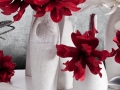 Biela keramika s červenými kvetmi