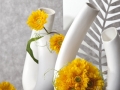 Biela keramika so žltými kvetmi