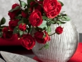 Červené ruže , strieborná váza