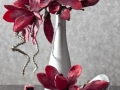 Strieborná váza s červenými kvetmi