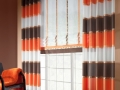 Pásikavý moderný záves s pásikami oranžovej, hnedej a bielej farby
